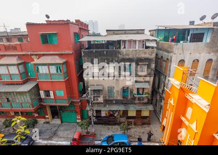 Blick von der Dachterrasse auf lokale Vorstadthäuser in Fariapukur, Shyam Bazar, Kalkutta, Hauptstadt von Westbengalen, Indien Stockfoto