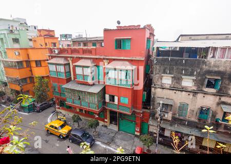 Blick von der Dachterrasse auf lokale Vorstadthäuser in Fariapukur, Shyam Bazar, Kalkutta, Hauptstadt von Westbengalen, Indien Stockfoto