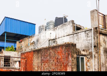 Dachansicht einer Wand mit zerbrochener Glasplatte in lokalen Vorstadtgebäuden in Fariapukur, Shyam Bazar, Kalkutta, Hauptstadt von Westbengalen, Indien Stockfoto