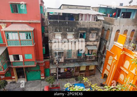 Blick von der Dachterrasse auf lokale Vorstadthäuser in Fariapukur, Shyam Bazar, Kalkutta, Hauptstadt von Westbengalen, Indien Stockfoto