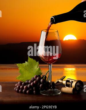 Trinken bei Sonnenuntergang auf dem See Stockfoto