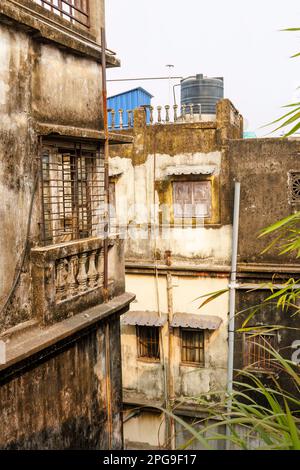 Blick von der Dachterrasse auf lokale Vorstadthäuser in Fariapukur, Shyam Bazar, Kalkutta, Hauptstadt von Westbengalen, Indien Stockfoto