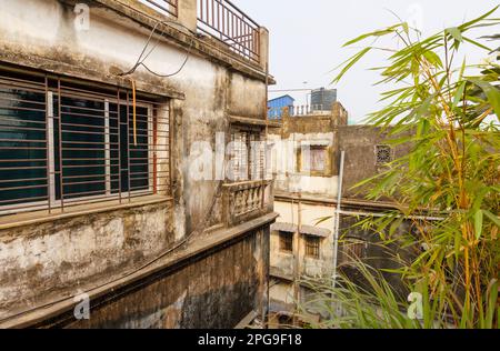 Blick von der Dachterrasse auf lokale Vorstadthäuser in Fariapukur, Shyam Bazar, Kalkutta, Hauptstadt von Westbengalen, Indien Stockfoto