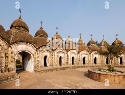 Die berühmte hinduistische kreisförmige Nava Kailash oder 108 Shiv Mandirs in Kalna oder Ambika Kalna, eine Stadt im Purba Bardhaman District in Westbengalen, Indien Stockfoto