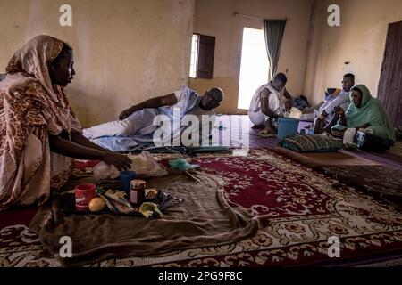 Brahim Ramdhane, ehemaliger Sklave und Gründer seiner NGO Sahel Fondation, besucht seine Familie jedes Wochenende in Boutilimit in Mauretanien, wo er sich als Teenager von der Sklaverei befreite und zur Schule ging. Heute kämpft er gegen die Unterdrückung seines Haratin-Stammes und für faire Bildungsmöglichkeiten. Stockfoto