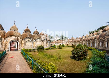 Die berühmte hinduistische kreisförmige Nava Kailash oder 108 Shiv Mandirs in Kalna oder Ambika Kalna, eine Stadt im Purba Bardhaman District in Westbengalen, Indien Stockfoto