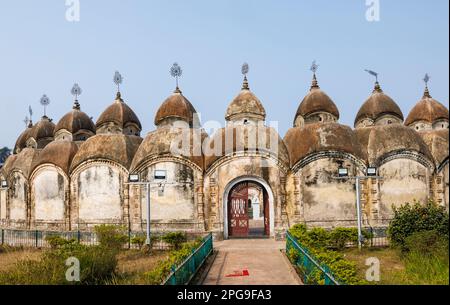 Die berühmte hinduistische kreisförmige Nava Kailash oder 108 Shiv Mandirs in Kalna oder Ambika Kalna, eine Stadt im Purba Bardhaman District in Westbengalen, Indien Stockfoto