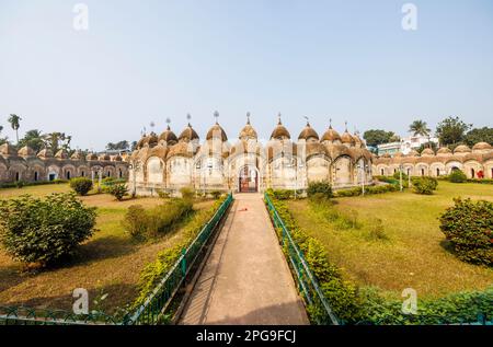 Die berühmte hinduistische kreisförmige Nava Kailash oder 108 Shiv Mandirs in Kalna oder Ambika Kalna, eine Stadt im Purba Bardhaman District in Westbengalen, Indien Stockfoto