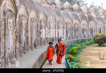 Die berühmte hinduistische kreisförmige Nava Kailash oder 108 Shiv Mandirs in Kalna oder Ambika Kalna, eine Stadt im Purba Bardhaman District in Westbengalen, Indien Stockfoto