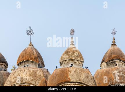 Die berühmte hinduistische kreisförmige Nava Kailash oder 108 Shiv Mandirs in Kalna oder Ambika Kalna, eine Stadt im Purba Bardhaman District in Westbengalen, Indien Stockfoto