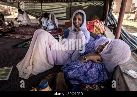 Brahim Ramdhane, ehemaliger Sklave und Gründer seiner NGO Sahel Fondation, besucht seine Familie jedes Wochenende in Boutilimit in Mauretanien, wo er sich als Teenager von der Sklaverei befreite und zur Schule ging. Heute kämpft er gegen die Unterdrückung seines Haratin-Stammes und für faire Bildungsmöglichkeiten. Stockfoto