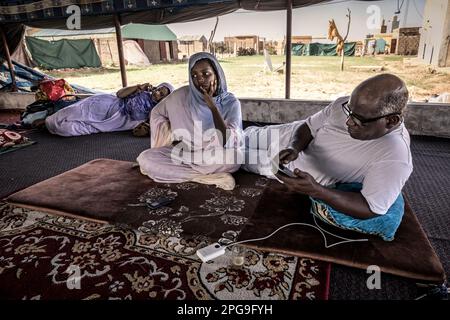 Brahim Ramdhane, ehemaliger Sklave und Gründer seiner NGO Sahel Fondation, besucht seine Familie jedes Wochenende in Boutilimit in Mauretanien, wo er sich als Teenager von der Sklaverei befreite und zur Schule ging. Heute kämpft er gegen die Unterdrückung seines Haratin-Stammes und für faire Bildungsmöglichkeiten. Stockfoto