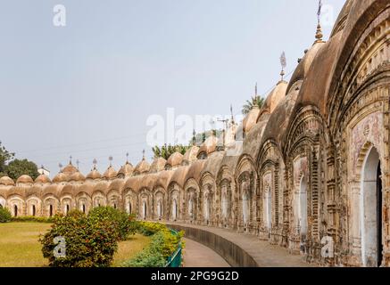 Die berühmte hinduistische kreisförmige Nava Kailash oder 108 Shiv Mandirs in Kalna oder Ambika Kalna, eine Stadt im Purba Bardhaman District in Westbengalen, Indien Stockfoto