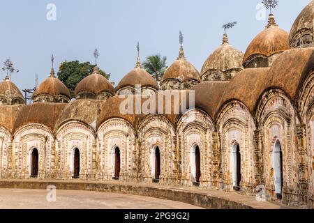 Die berühmte hinduistische kreisförmige Nava Kailash oder 108 Shiv Mandirs in Kalna oder Ambika Kalna, eine Stadt im Purba Bardhaman District in Westbengalen, Indien Stockfoto