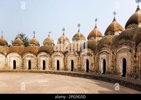 Die berühmte hinduistische kreisförmige Nava Kailash oder 108 Shiv Mandirs in Kalna oder Ambika Kalna, eine Stadt im Purba Bardhaman District in Westbengalen, Indien Stockfoto