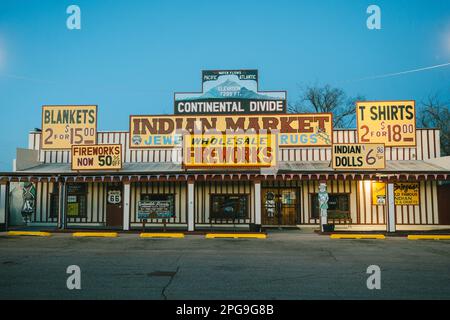 Ortegas Oldtimer-Schild auf dem indischen Markt an der Route 66, Continental Divide, New Mexico Stockfoto