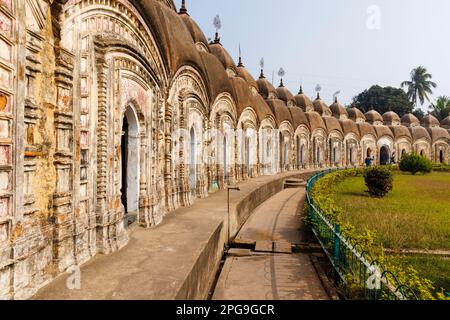 Die berühmte hinduistische kreisförmige Nava Kailash oder 108 Shiv Mandirs in Kalna oder Ambika Kalna, eine Stadt im Purba Bardhaman District in Westbengalen, Indien Stockfoto