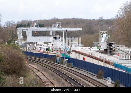West Ruislip, Großbritannien. 21. März 2023. HS2 Ölteppich wird auf dem HS2 West Ruislip High Speed Rail Construction Compound in West Ruislip über ein Förderband transportiert. Die Tunnelbohrmaschinen, die West Ruislip im Herbst auf dem Weg nach Euston in London verließen, haben Ruislip bereits einen Kilometer von ihrem Ausgangspunkt entfernt erreicht. Zwei benachbarte Tunnel werden unterirdisch von Tunnelbohrmaschinen (TBM) namens Caroline und Sushila gebohrt. Kredit: Maureen McLean/Alamy Live News Stockfoto