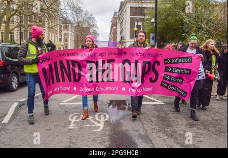 London, Großbritannien. 21. März 2023 Die Mitglieder der University and College Union (UCU) marschierten außerhalb der University of London, während die Universitätsmitarbeiter weiterhin Streiks um Gehälter und Arbeitsbedingungen führten. Stockfoto