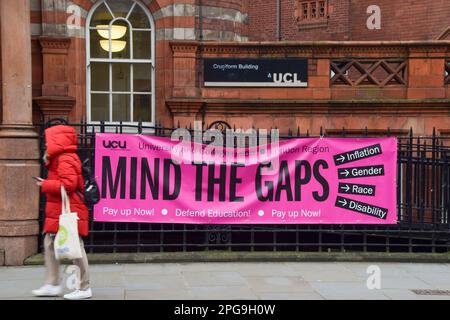 London, Großbritannien. 21. März 2023 University and College Union (UCU) vor dem University College London (UCL), da die Universitätsmitarbeiter weiterhin ihre Streiks über Bezahlung und Arbeitsbedingungen führen. Stockfoto