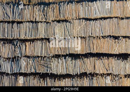 Blick aus der Vogelperspektive auf gestapelte Baumstämme/Holzstapel in der Papierfabrik und Zellstofffabrik in Värmland, Schweden, Skandinavien Stockfoto