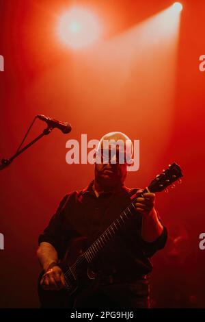 BARCELONA - 9. MÄRZ: Pixies (Band) treten am 9. März 2023 in Barcelona auf der Bühne im Sant Jordi Club auf. Stockfoto