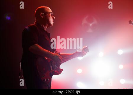 BARCELONA - 9. MÄRZ: Pixies (Band) treten am 9. März 2023 in Barcelona auf der Bühne im Sant Jordi Club auf. Stockfoto