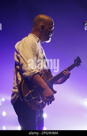 BARCELONA - 9. MÄRZ: Pixies (Band) treten am 9. März 2023 in Barcelona auf der Bühne im Sant Jordi Club auf. Stockfoto