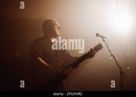 BARCELONA - 9. MÄRZ: Pixies (Band) treten am 9. März 2023 in Barcelona auf der Bühne im Sant Jordi Club auf. Stockfoto