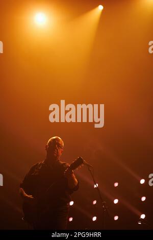 BARCELONA - 9. MÄRZ: Pixies (Band) treten am 9. März 2023 in Barcelona auf der Bühne im Sant Jordi Club auf. Stockfoto