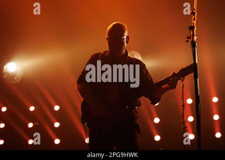 BARCELONA - 9. MÄRZ: Pixies (Band) treten am 9. März 2023 in Barcelona auf der Bühne im Sant Jordi Club auf. Stockfoto