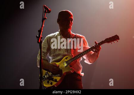 BARCELONA - 9. MÄRZ: Pixies (Band) treten am 9. März 2023 in Barcelona auf der Bühne im Sant Jordi Club auf. Stockfoto