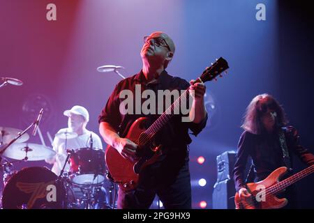 BARCELONA - 9. MÄRZ: Pixies (Band) treten am 9. März 2023 in Barcelona auf der Bühne im Sant Jordi Club auf. Stockfoto