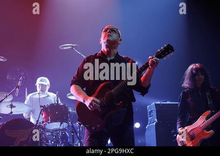 BARCELONA - 9. MÄRZ: Pixies (Band) treten am 9. März 2023 in Barcelona auf der Bühne im Sant Jordi Club auf. Stockfoto