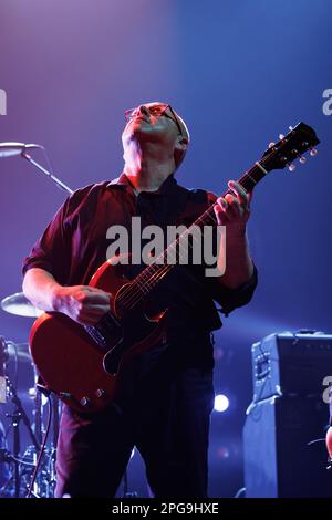 BARCELONA - 9. MÄRZ: Pixies (Band) treten am 9. März 2023 in Barcelona auf der Bühne im Sant Jordi Club auf. Stockfoto