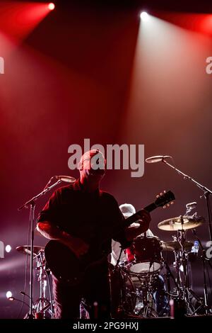 BARCELONA - 9. MÄRZ: Pixies (Band) treten am 9. März 2023 in Barcelona auf der Bühne im Sant Jordi Club auf. Stockfoto