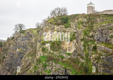 Das Clifton Observatory befindet sich auf den Klippen der St. Vincent's Rocks in Bristol, England Stockfoto