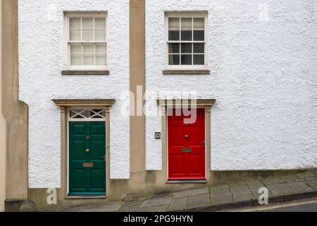 Zwei Fassaden mit grünen und roten Türen rund um Brandon Hill in Bristol, England, Großbritannien Stockfoto