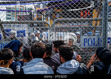 Diyarbakir, Türkei. 21. März 2023. Teenager, die während der Zusammenstöße mit der Polizei stritten. Während der Newroz-Feierlichkeiten in Diyarbakir, der türkischen Hauptstadt des kurdischen Volkes, haben sich das Volk und die Polizei gestritten. Die Polizei reagierte mit Tränengas auf die jungen Leute, die Steine warfen. (Foto: Murat Kocabas/SOPA Images/Sipa USA) Guthaben: SIPA USA/Alamy Live News Stockfoto