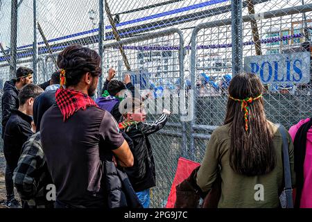 Diyarbakir, Türkei. 21. März 2023. Teenager, die während der Zusammenstöße mit der Polizei stritten. Während der Newroz-Feierlichkeiten in Diyarbakir, der türkischen Hauptstadt des kurdischen Volkes, haben sich das Volk und die Polizei gestritten. Die Polizei reagierte mit Tränengas auf die jungen Leute, die Steine warfen. (Foto: Murat Kocabas/SOPA Images/Sipa USA) Guthaben: SIPA USA/Alamy Live News Stockfoto