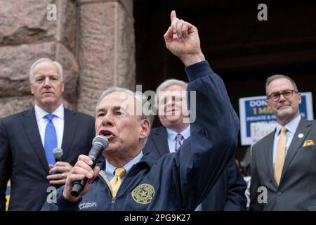 Republikanische Regierung In Texas. GREG ABBOTT wartet, während er eine Kundgebung für eine „coole Wahl“ für eine Menschenmenge von etwa 150 auf den nördlichen Stufen des Texas Capitol veranstaltet. Republikanische Gesetzgeber haben wiederholt versucht, Maßnahmen zu verabschieden, die öffentliche Bildungsgelder zur Finanzierung von Gutscheinen verwenden würden, die Eltern nutzen würden, um öffentliche Schulen in Texas für private Bildung zu umgehen. Hinter Abbott stehen republikanische Gesetzgeber, Außenminister JAMES FRANK, ich, Sen. PAUL BETTENCOURT und Sen. KEVIN SPARKS. Kredit: Bob Daemmrich/Alamy Live News Stockfoto