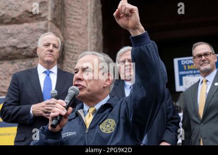 Republikanische Regierung In Texas. GREG ABBOTT wartet, während er eine Kundgebung für eine „coole Wahl“ für eine Menschenmenge von etwa 150 auf den nördlichen Stufen des Texas Capitol veranstaltet. Republikanische Gesetzgeber haben wiederholt versucht, Maßnahmen zu verabschieden, die öffentliche Bildungsgelder zur Finanzierung von Gutscheinen verwenden würden, die Eltern nutzen würden, um öffentliche Schulen in Texas für private Bildung zu umgehen. Hinter Abbott stehen republikanische Gesetzgeber, Außenminister JAMES FRANK, ich, Sen. PAUL BETTENCOURT und Sen. KEVIN SPARKS. Kredit: Bob Daemmrich/Alamy Live News Stockfoto