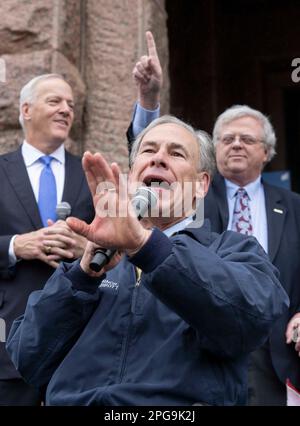 Republikanische Regierung In Texas. GREG ABBOTT wartet, während er eine Kundgebung für eine „coole Wahl“ für eine Menschenmenge von etwa 150 auf den nördlichen Stufen des Texas Capitol veranstaltet. Republikanische Gesetzgeber haben wiederholt versucht, Maßnahmen zu verabschieden, die öffentliche Bildungsgelder zur Finanzierung von Gutscheinen verwenden würden, die Eltern nutzen würden, um öffentliche Schulen in Texas für private Bildung zu umgehen. Hinter Abbott stehen die republikanischen Gesetzgeber, Außenminister JAMES FRANK, und Senor PAUL BETTENCOURT. Kredit: Bob Daemmrich/Alamy Live News Stockfoto