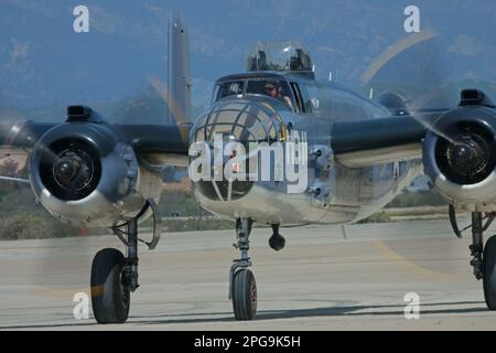 Point Mugu, Kalifornien/USA - 18. März 2023: A North American Aviation B-25 Mitchell, gemalt als Marine Corps PBJ-1J, zeigt Rolling. Stockfoto