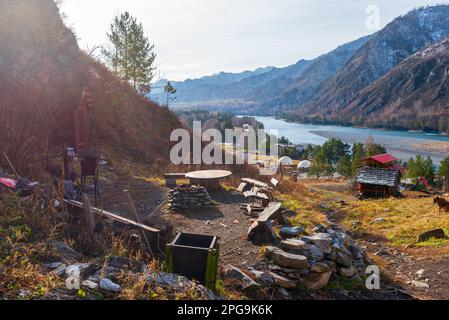Ein Ort zum Ausruhen inmitten der Hütte und Basen unter den Bergen in der Nähe des Flusses im Altai in Sibirien. Stockfoto