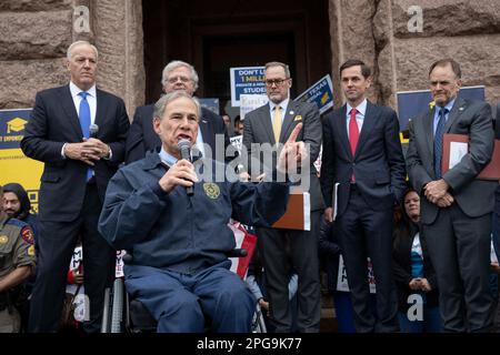 Texanische Regierung. Greg Abbott berichtet von einer Kundgebung für die „coole Wahl“ für eine Menschenmenge von etwa 150 Personen auf den nördlichen Stufen des Texas Capitol. Republikanische Gesetzgeber haben wiederholt versucht, Maßnahmen zu verabschieden, die öffentliche Bildungsgelder zur Finanzierung von Gutscheinen verwenden würden, die Eltern nutzen würden, um öffentliche Schulen in Texas für private Bildung zu umgehen. Hinter Abbott stehen republikanische Gesetzgeber, Außenminister JAMES FRANK, Senor PAUL BETTENCOURT, Senator KEVIN SPARKS, Senator MAYES MIDDLETON und Rep. STEVE TOTH. Kredit: Bob Daemmrich/Alamy Live News Stockfoto