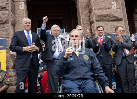 Texanische Regierung. Greg Abbott berichtet von einer Kundgebung für die „coole Wahl“ für eine Menschenmenge von etwa 150 Personen auf den nördlichen Stufen des Texas Capitol. Republikanische Gesetzgeber haben wiederholt versucht, Maßnahmen zu verabschieden, die öffentliche Bildungsgelder zur Finanzierung von Gutscheinen verwenden würden, die Eltern nutzen würden, um öffentliche Schulen in Texas für private Bildung zu umgehen. Hinter Abbott stehen republikanische Gesetzgeber, Außenminister JAMES FRANK, Senor PAUL BETTENCOURT, Senator KEVIN SPARKS, Senator MAYES MIDDLETON und Rep. STEVE TOTH. Kredit: Bob Daemmrich/Alamy Live News Stockfoto