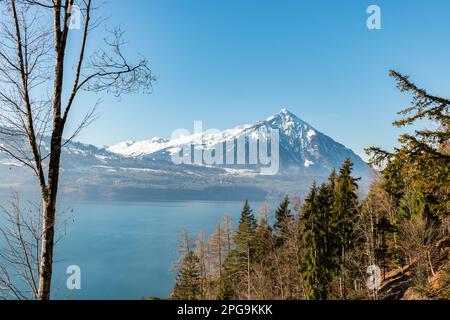 Beatenberg, Kanton Bern, Schweiz, 12. Februar 2023 faszinierender Blick über den Thunsee und den Berg Niesen im Hintergrund an einem sonnigen Tag Stockfoto