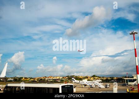Kerkyra, Griechenland - 09 29 2022: Blick vom Flugzeug zum Flughafen Korfu. Stockfoto