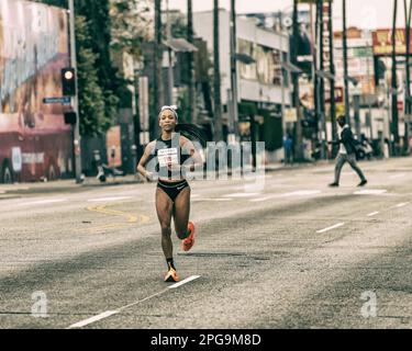 19. März 2023, Los Angeles, Kalifornien, USA: Ein Teilnehmer läuft beim alljährlichen Los Angeles Marathon 38. in Los Angeles, Kalifornien. Stockfoto